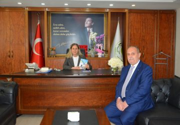 Etibar Həsənzadənin “Zəfərlərə Doğru” kitabı Nazilli ilçesi Kaymakamına hədiyyə edildi