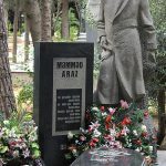 Məmməd Arazın məzarı başında