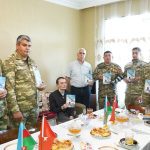 Azərbaycanlı yazar Etibar Həsənzadə Daşkəsən rayonunun Vətən müharibəsi qaziləri ilə görüşüb